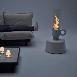 Lampe Fatboy Flamtastique - Anthracite -Lafuma Magasin 104683 lampe huile fatboy flamtastique anthracite personne ambiance