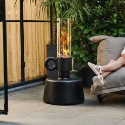 Lampe Fatboy Flamtastique - Anthracite -Lafuma Magasin 104683 lampe huile fatboy flamtastique anthracite personne ambiance 3