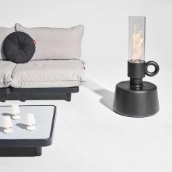 Lampe Fatboy Flamtastique - Anthracite -Lafuma Magasin 104683 lampe huile fatboy flamtastique anthracite personne ambiance 4