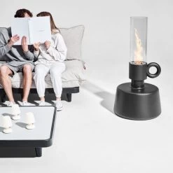 Lampe Fatboy Flamtastique - Anthracite -Lafuma Magasin 104683 lampe huile fatboy flamtastique anthracite personne ambiance couple