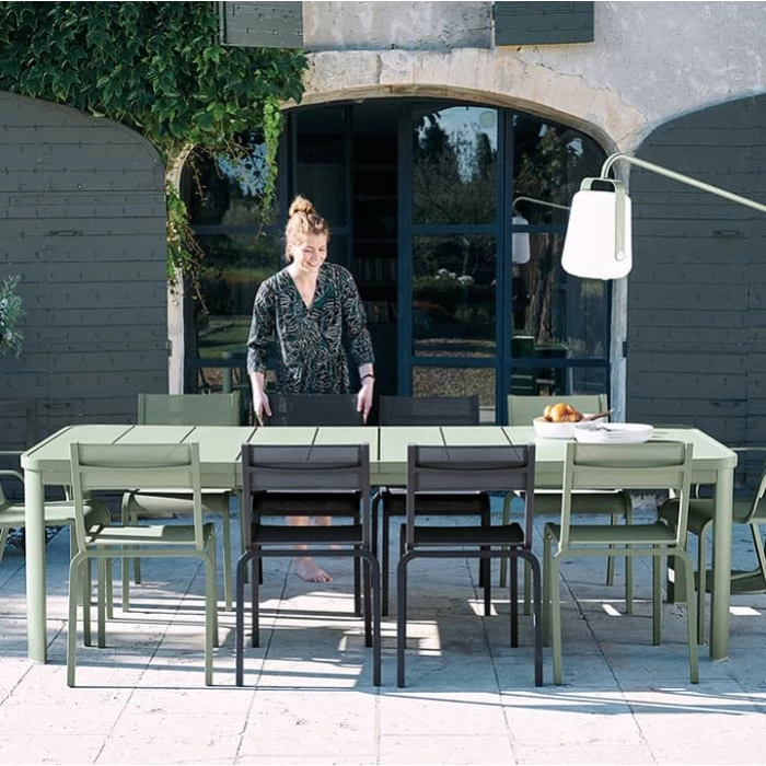 Table De Jardin 10 Personnes Avec 2 Rallonges FERMOB Oléron 155 / 255 X 100 Cm - Gris Argile 8 Table De Jardin 10 Personnes Avec 2 Rallonges FERMOB Oléron 155 / 255 X 100 Cm - Gris Argile – Image 8