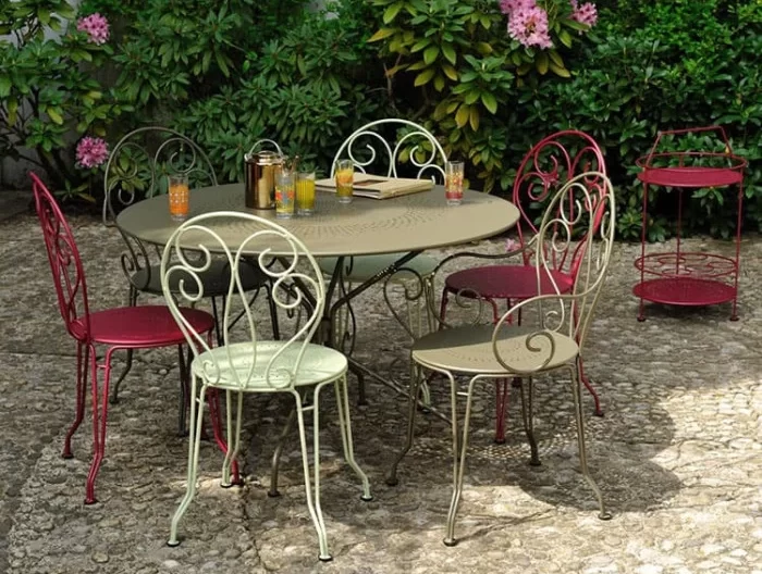 Lafuma Magasin -Lafuma Magasin 460120 chaise jardin empilable fermob montmartre ocre rouge ambiance e1752426098184